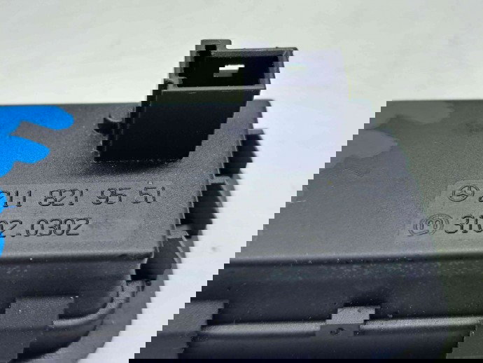  Buton deschidere portbagaj Mercedes Clasa E (W211) [Fabr 2002-2009] A2118219551