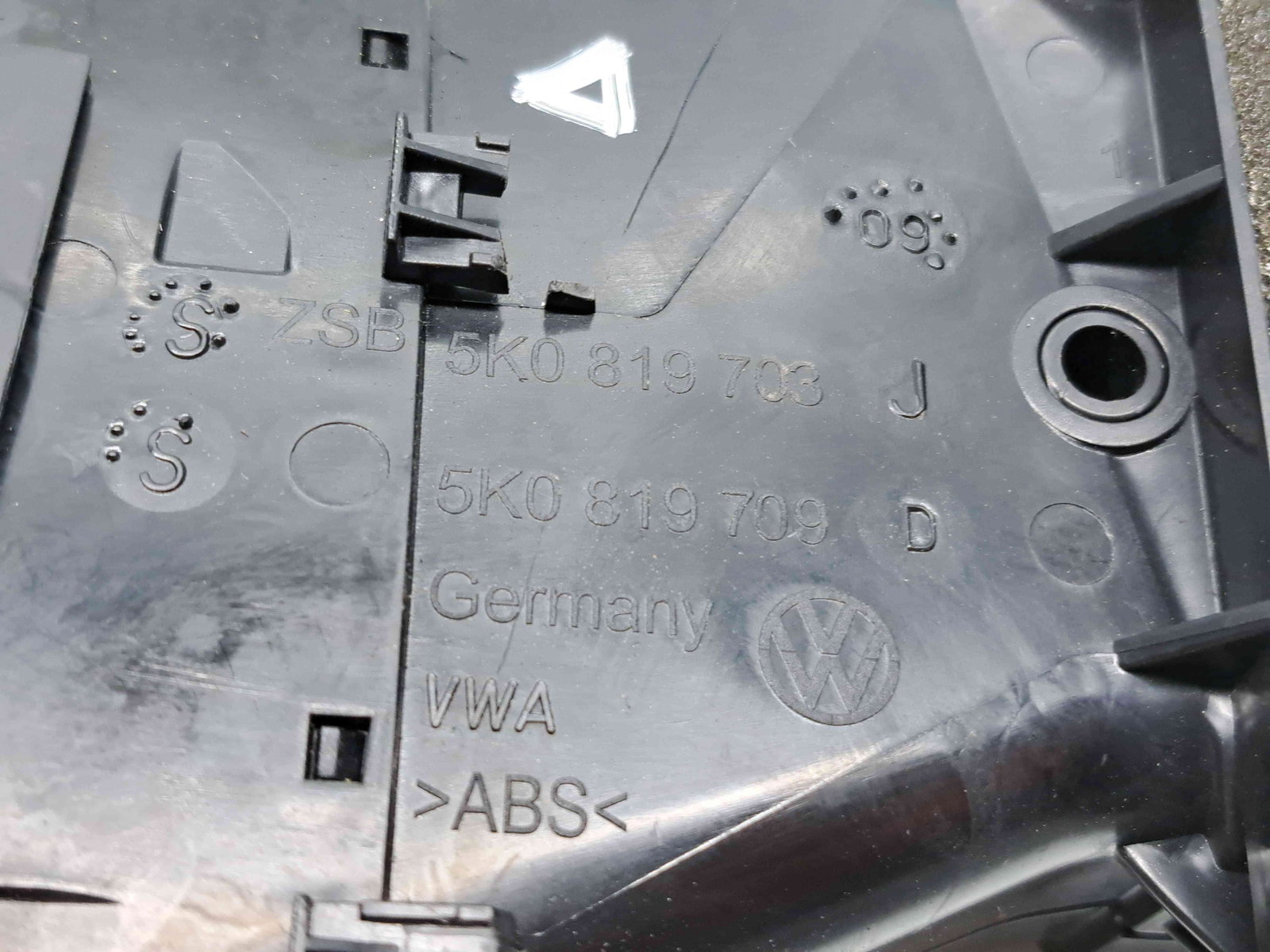 Grila aerisire stanga Volkswagen Golf 6 (5K1) GTD [Fabr 2009-2013] 5K0819703J - imagine 3