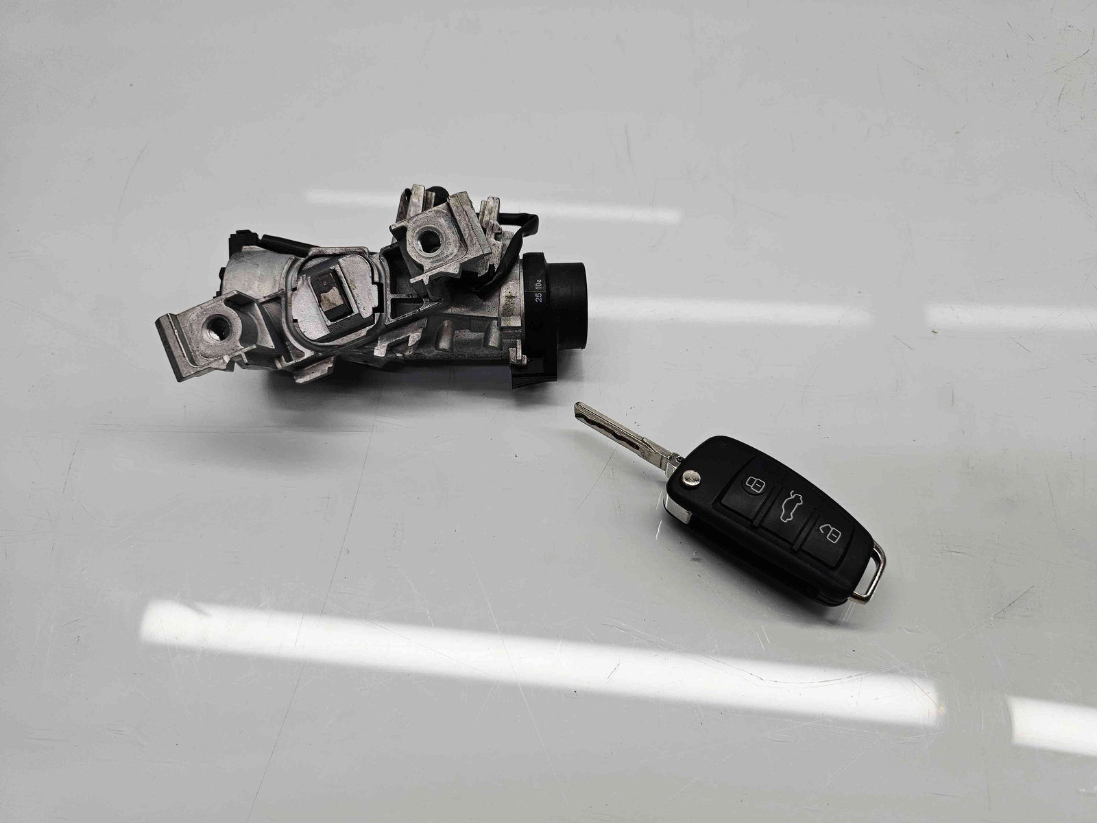 Contact cu cheie Audi TT (8J3) [Fabr 2006-2013] 1K0905851B 2.0 TDI CFGB125KW / 170CP - imagine 1