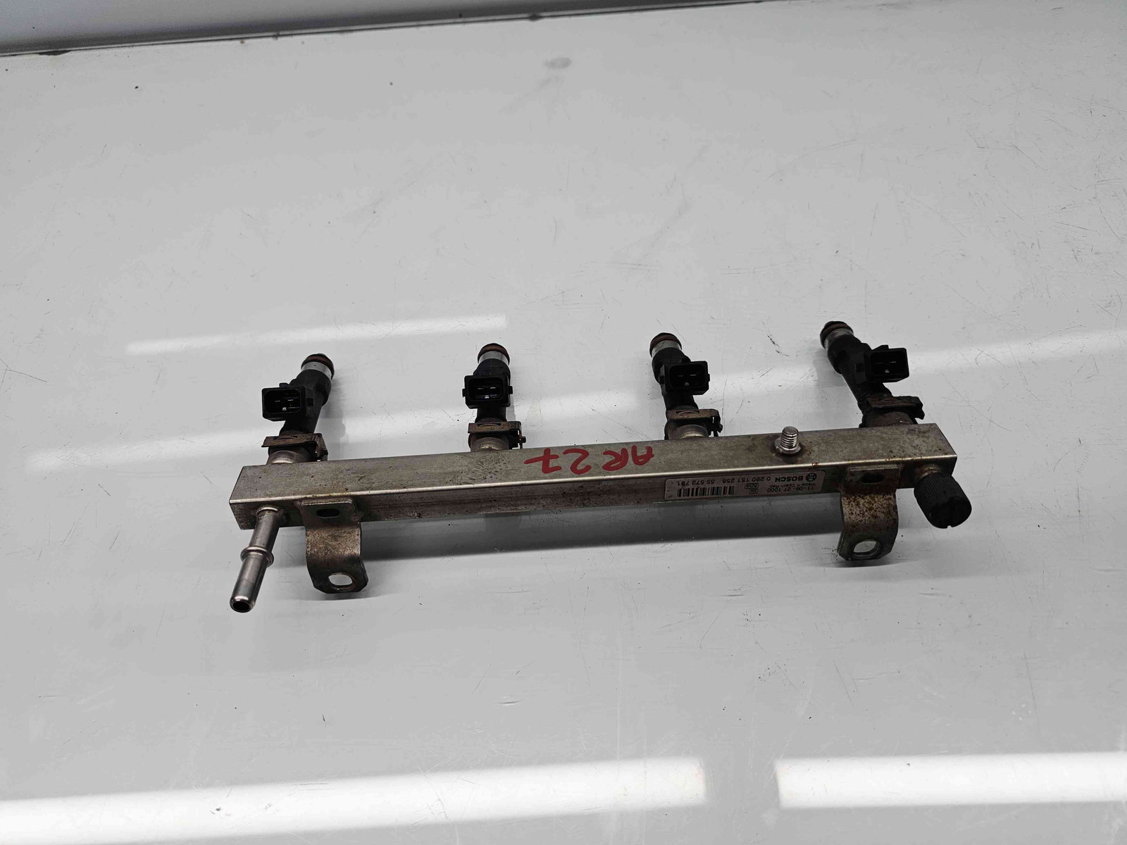 Rampa injectoare Opel Astra J [Fabr 2009-2015] 55572731 1.4 Benz A14XER 74KW / 100CP - imagine 1