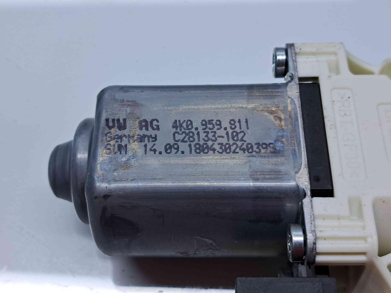 Motoras geam stanga spate Audi A6 (4A2, C8) S-line [Fabr 2018-2025] 4K0959811 - imagine 2