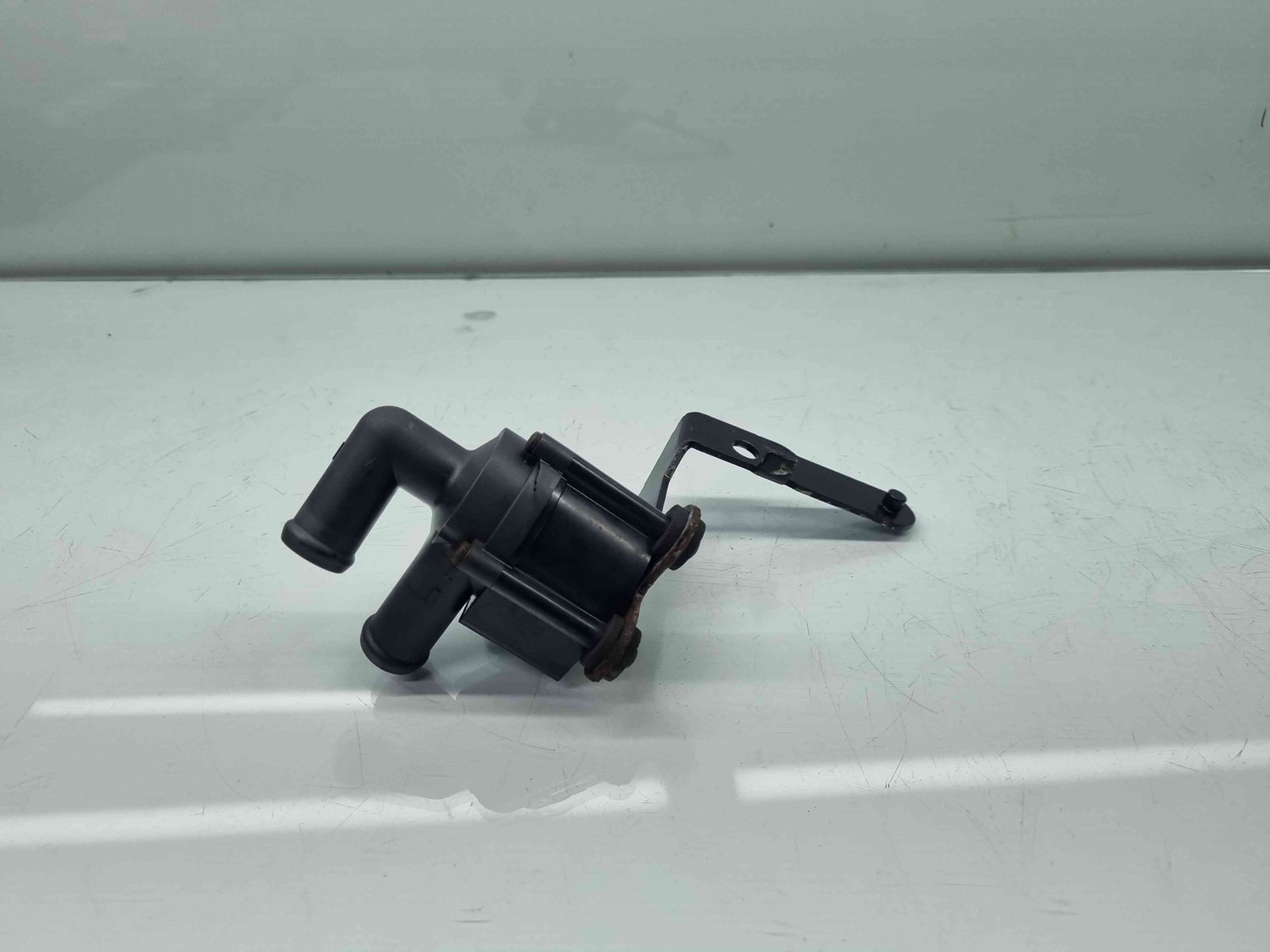 Pompa recirculare apa Volkswagen Tiguan (5N) [Fabr 2007-2016] 5N0965561 2.0 TDI CBAB 103KW / 140CP - imagine 1