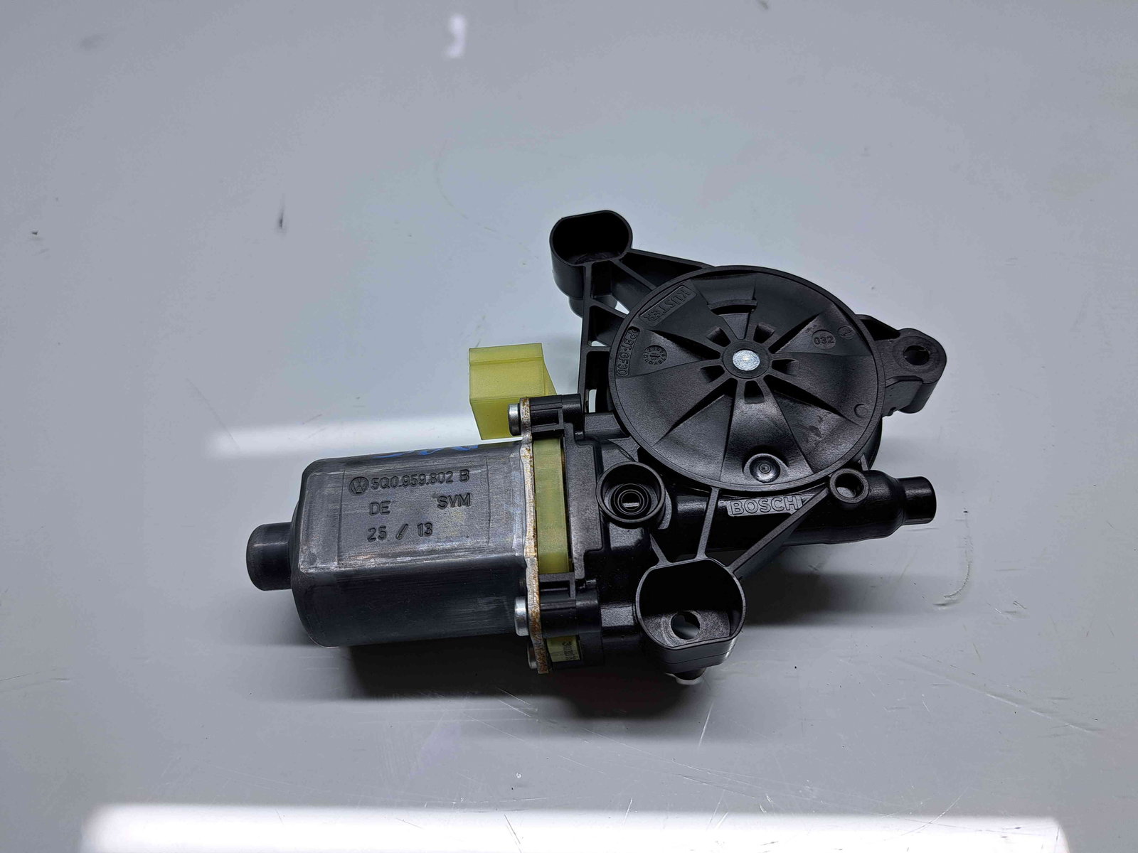 Motoras geam dreapta fata Volkswagen Golf 7 (5G) [Fabr 2014-prezent] 5Q0959802B - imagine 1