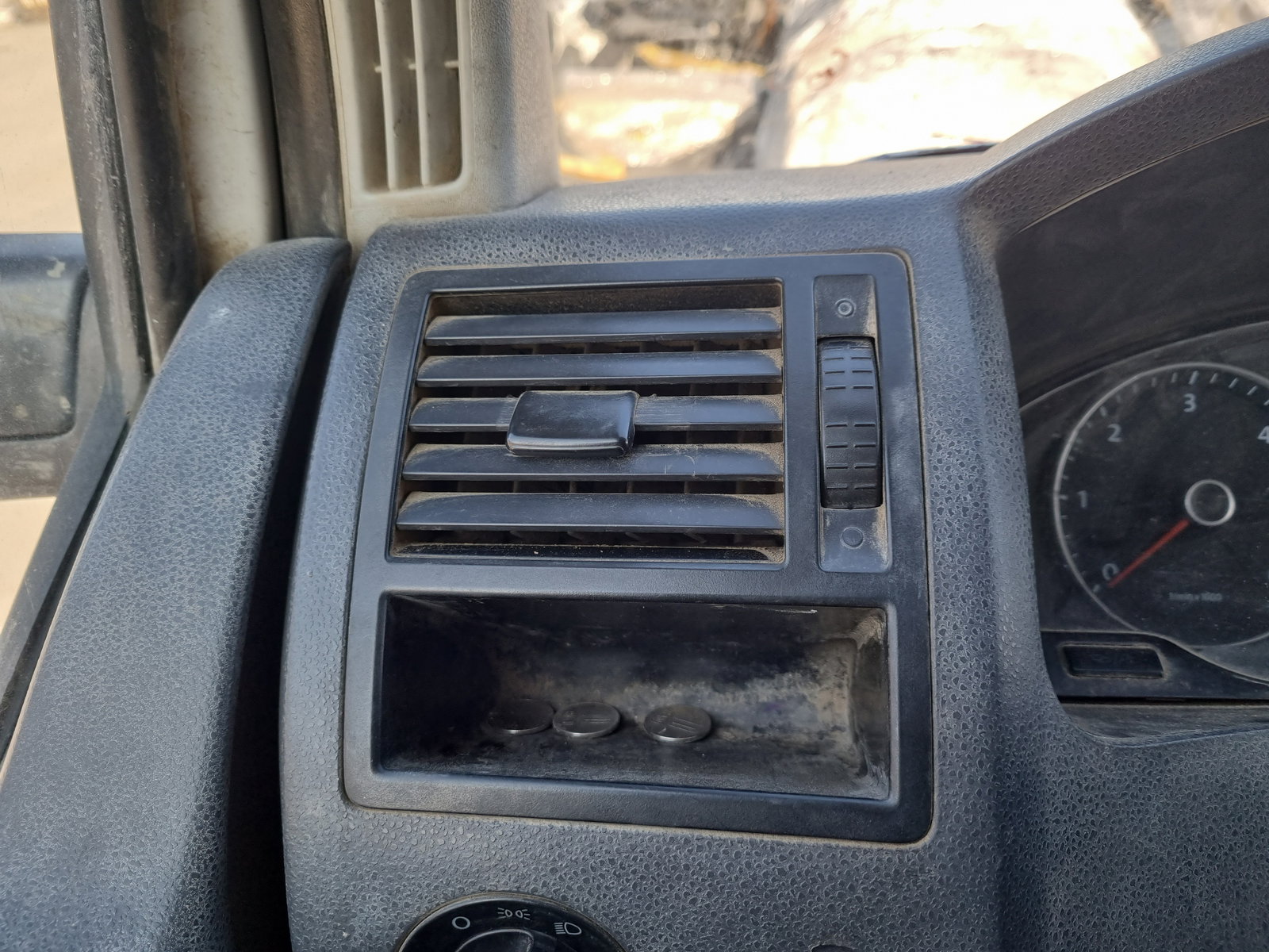 Grila aerisire stanga Volkswagen Transporter 5 (7HB, 7HJ) [Fabr 2004-2013] OEM