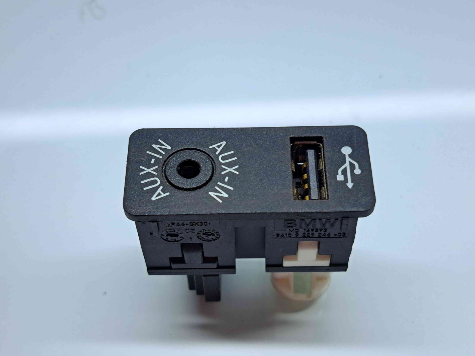 Conector auxiliar USB Bmw 3 (F30) [Fabr 2012-2017] 9229246-03 - imagine 1