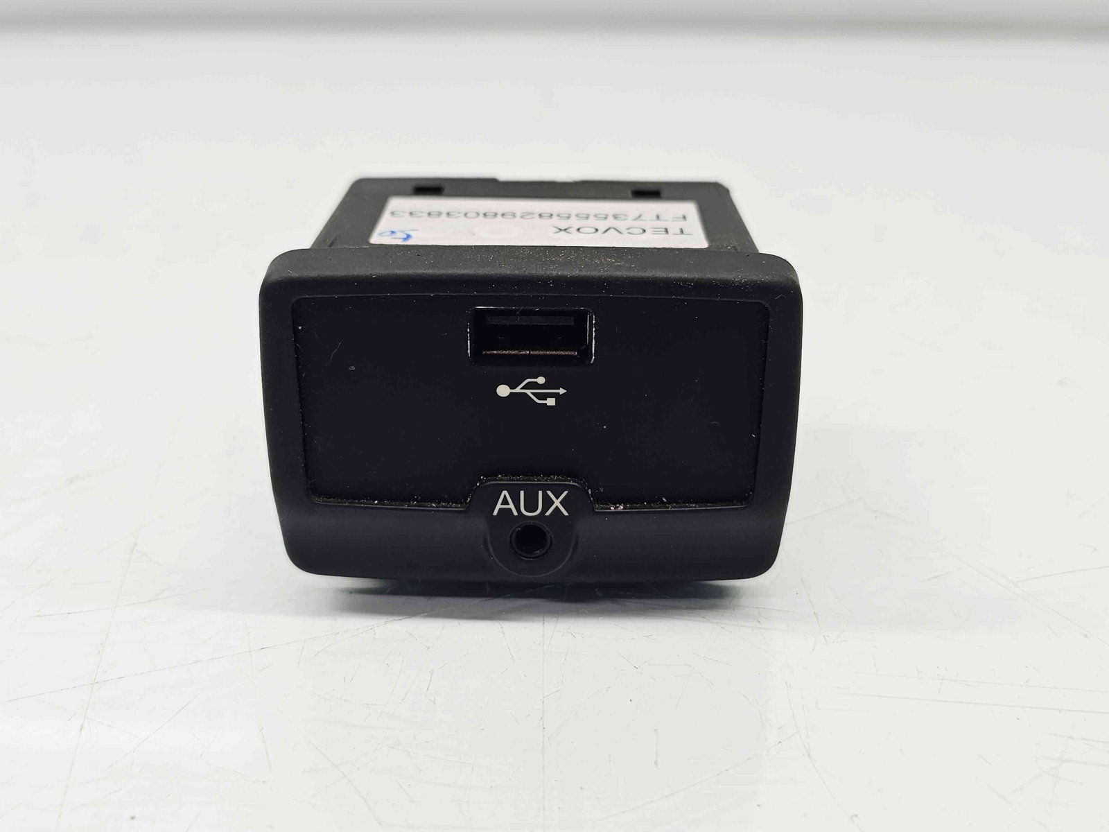 Conector auxiliar USB Fiat 500L Trekking [Fabr 2012-prezent] OEM - imagine 1