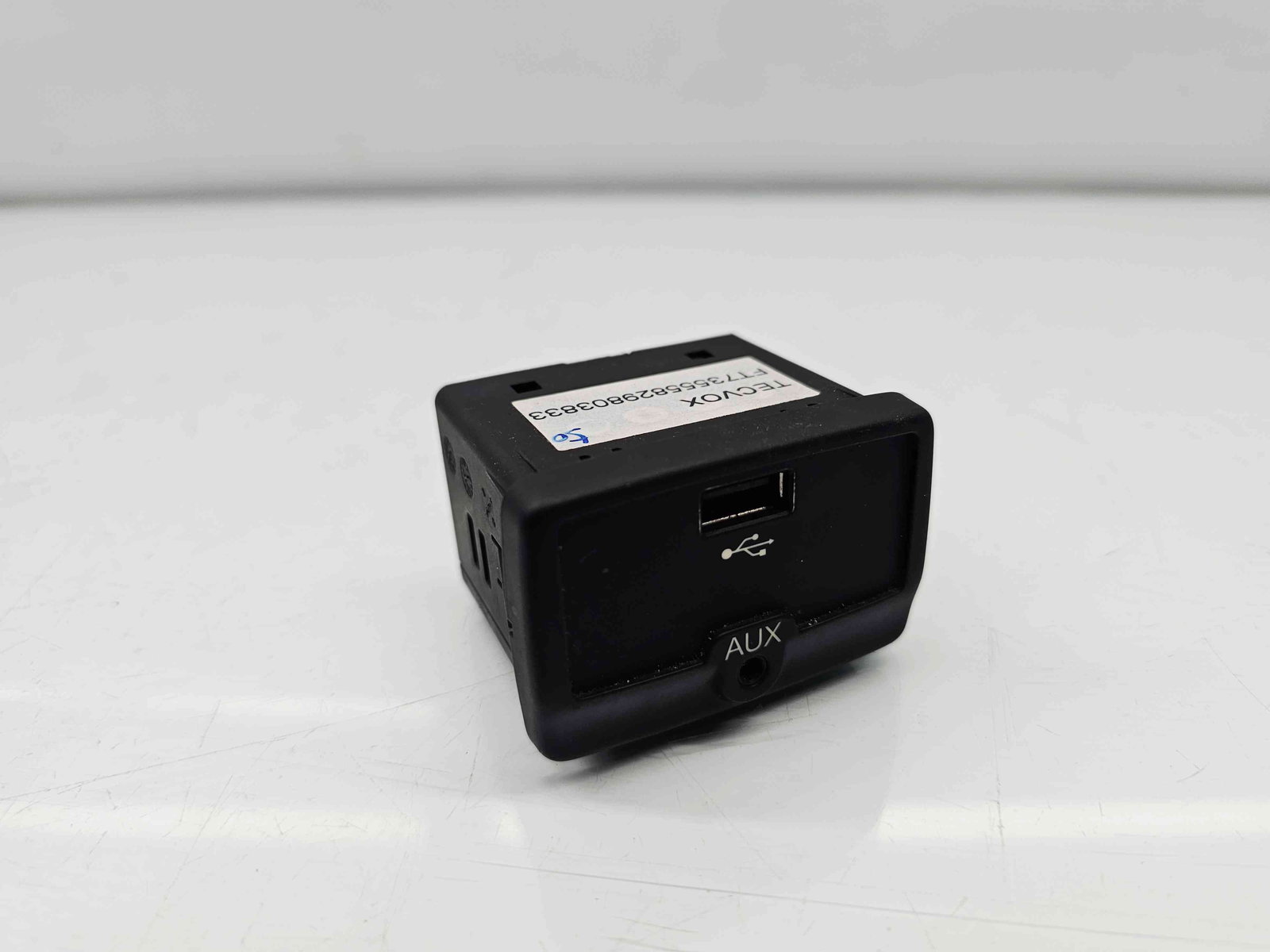 Conector auxiliar USB Fiat 500L Trekking [Fabr 2012-prezent] OEM - imagine 4