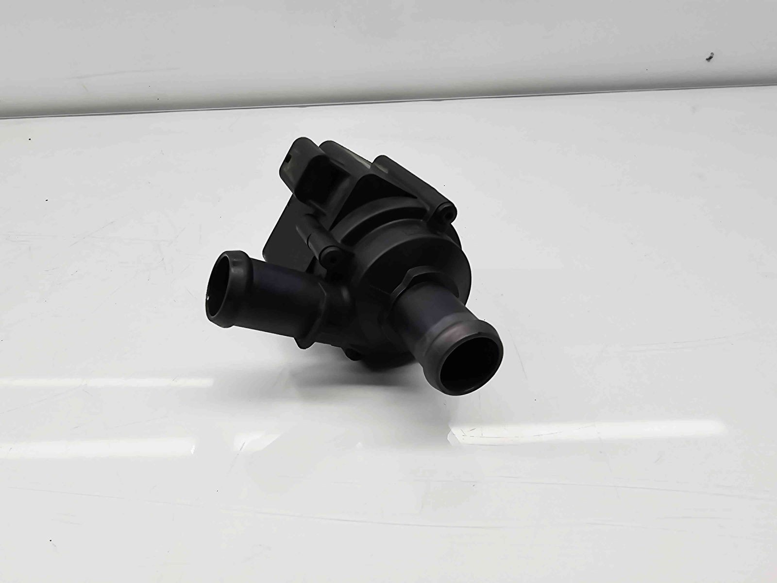 Pompa recirculare apa Volkswagen Golf 7 (5G) [Fabr 2014-prezent] 5Q0965561B 2.0 TDI DFCA 140KW / 190CP - imagine 4