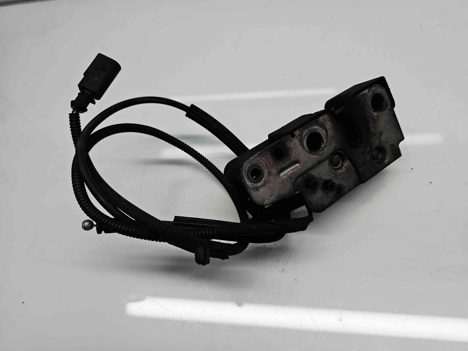 Broasca capota Volkswagen Golf 6 (5K1) [Fabr 2009-2013] OEM - imagine 2