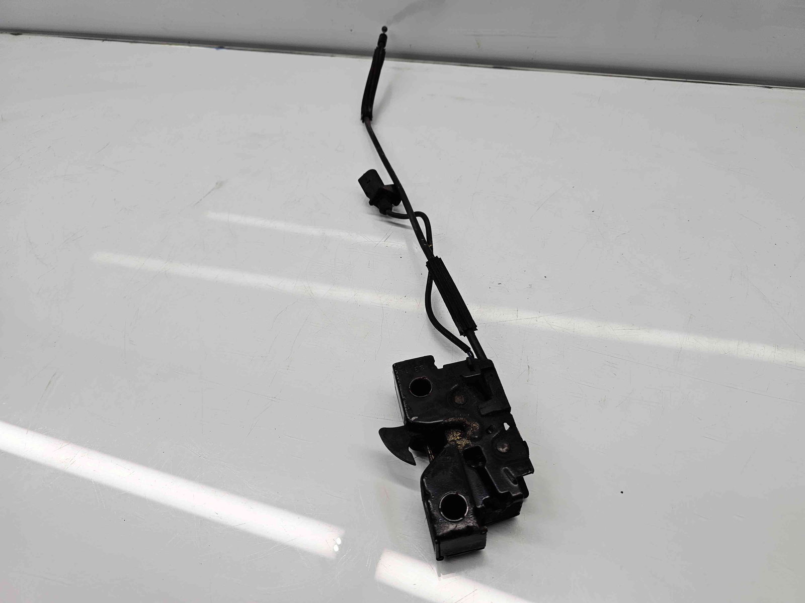 Broasca capota Volkswagen Polo (6R) [Fabr 2009-2016] OEM - imagine 4