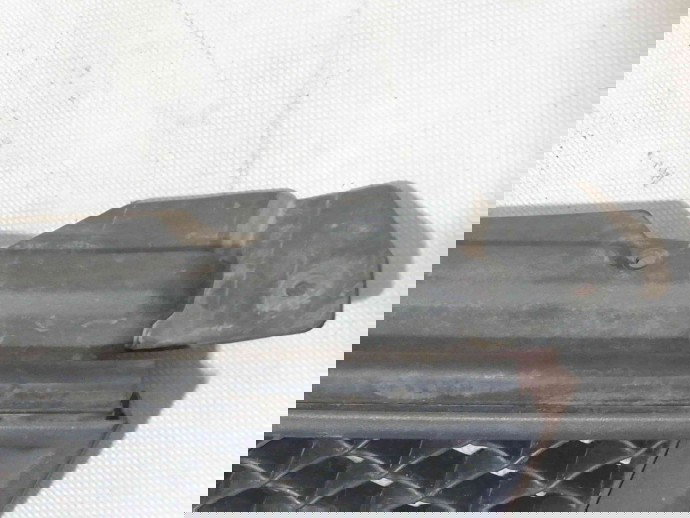 Grila bara fata 4M518138AE Ford Focus 2 (DA) [Fabr 2004-2012] 1.6 GBDB