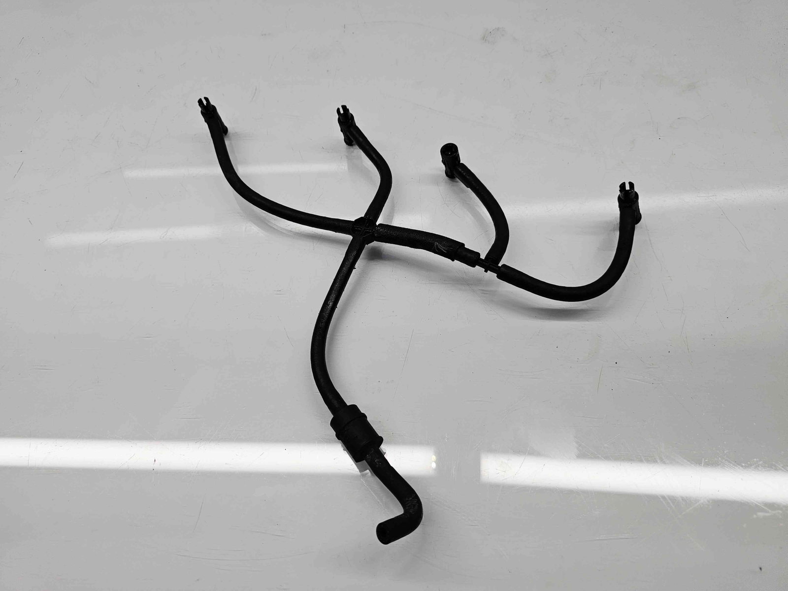 Conducta retur injectoare Volkswagen Transporter 5 (7HB, 7HJ) [Fabr 2004-2013] OEM 2.0 TDI CAAA 62KW / 85CP - imagine 2