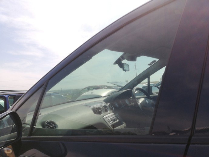 Geam usa fata stanga Peugeot 308 1.6HDI OEM 2007-2013
