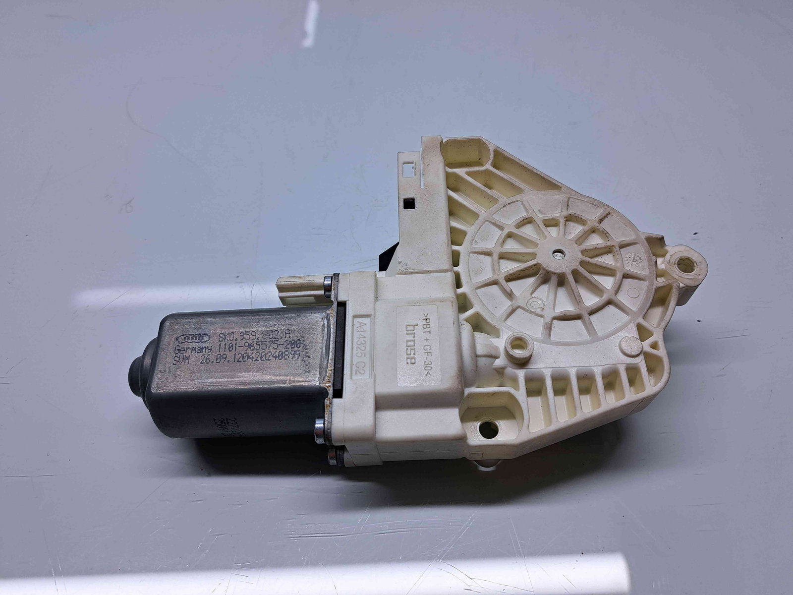 Motoras geam dreapta fata Skoda Superb II Combi (3T5) [Fabr 2009-2015] 8K0959802A - imagine 1