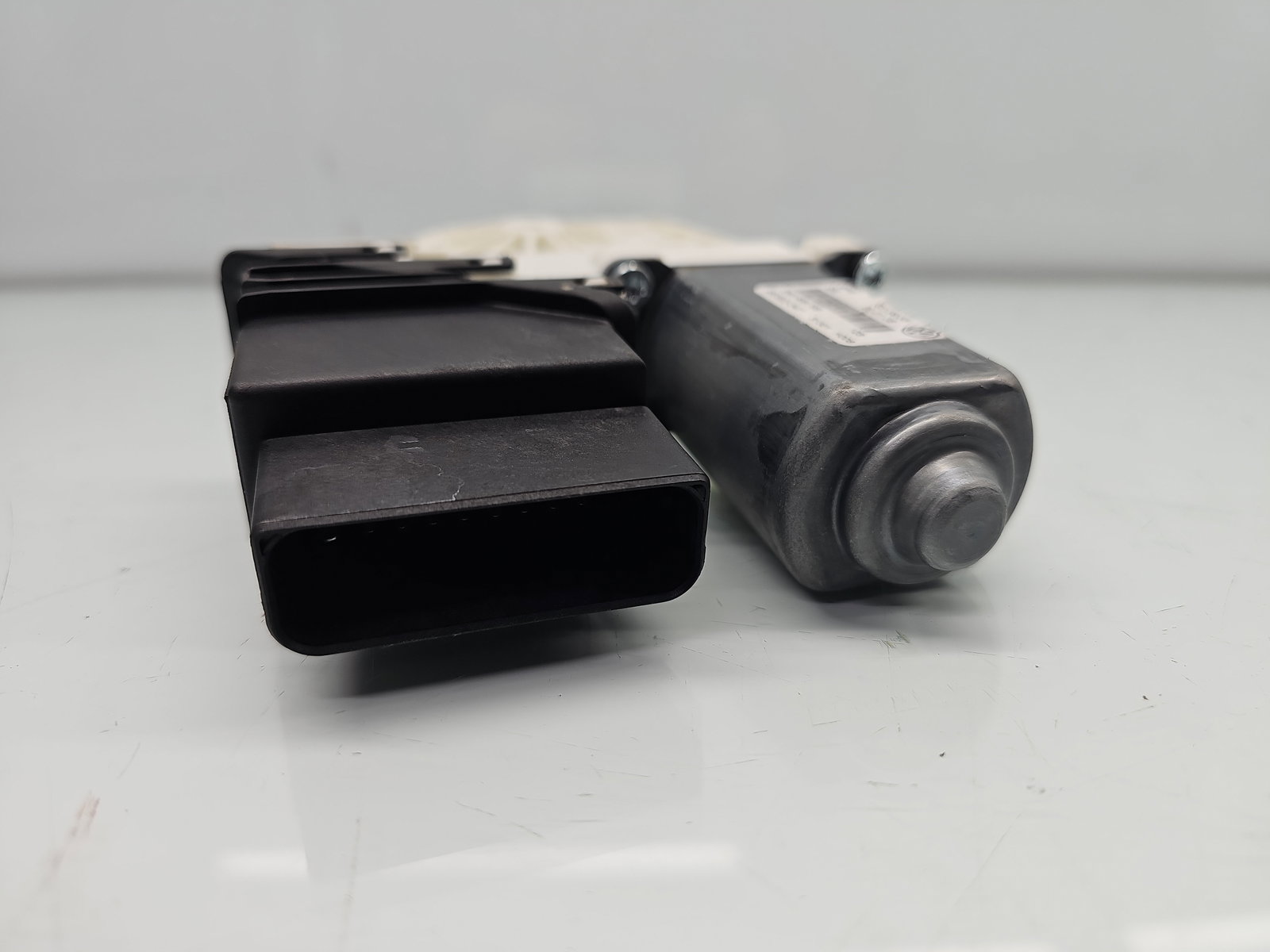 Motoras geam stanga spate Volkswagen Tiguan (5N) [Fabr 2007-2016] 5N0959703 - imagine 4