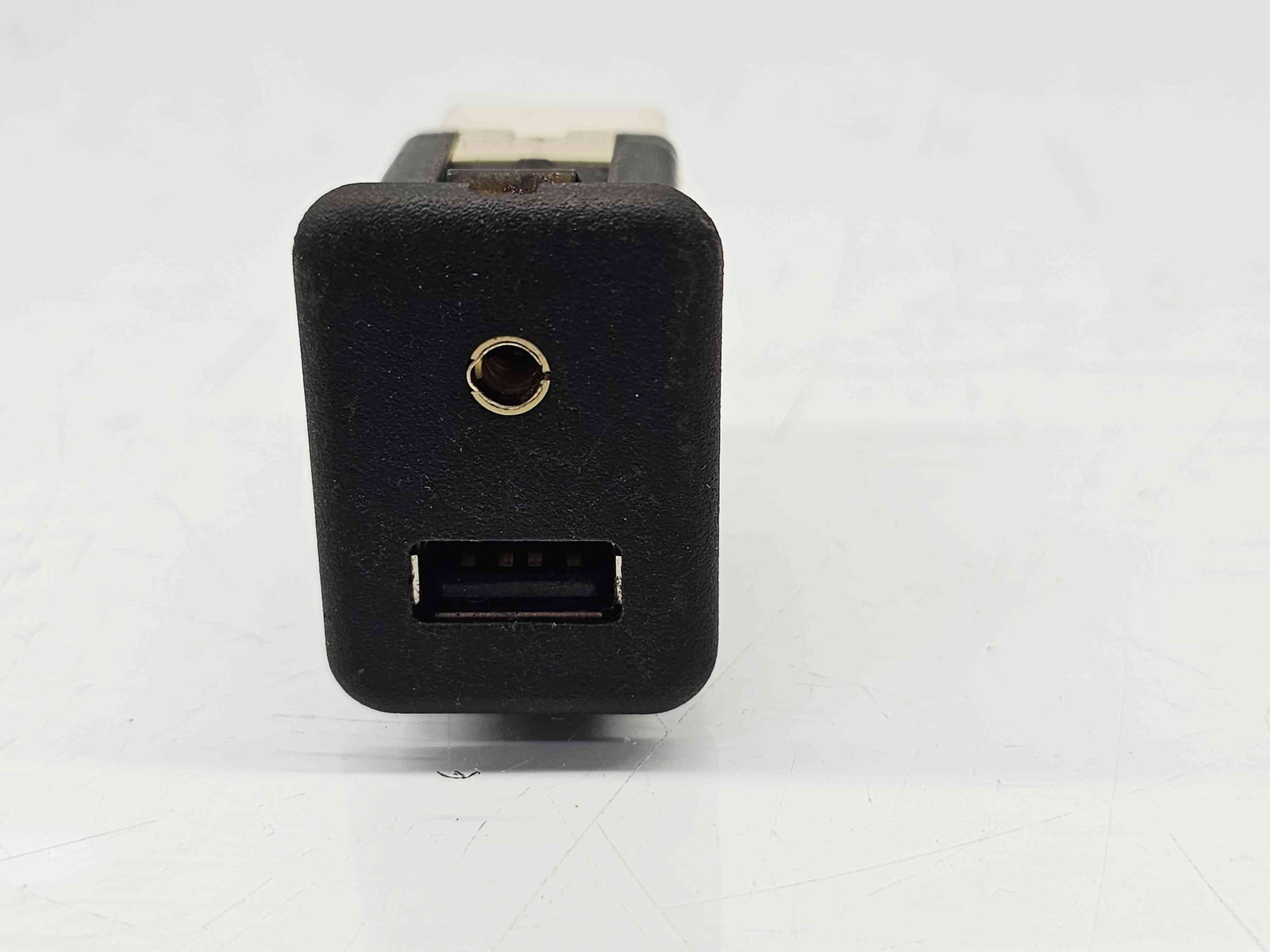 Conector auxiliar USB Opel Corsa E [Fabr 2014-prezent] 95224941 - imagine 1