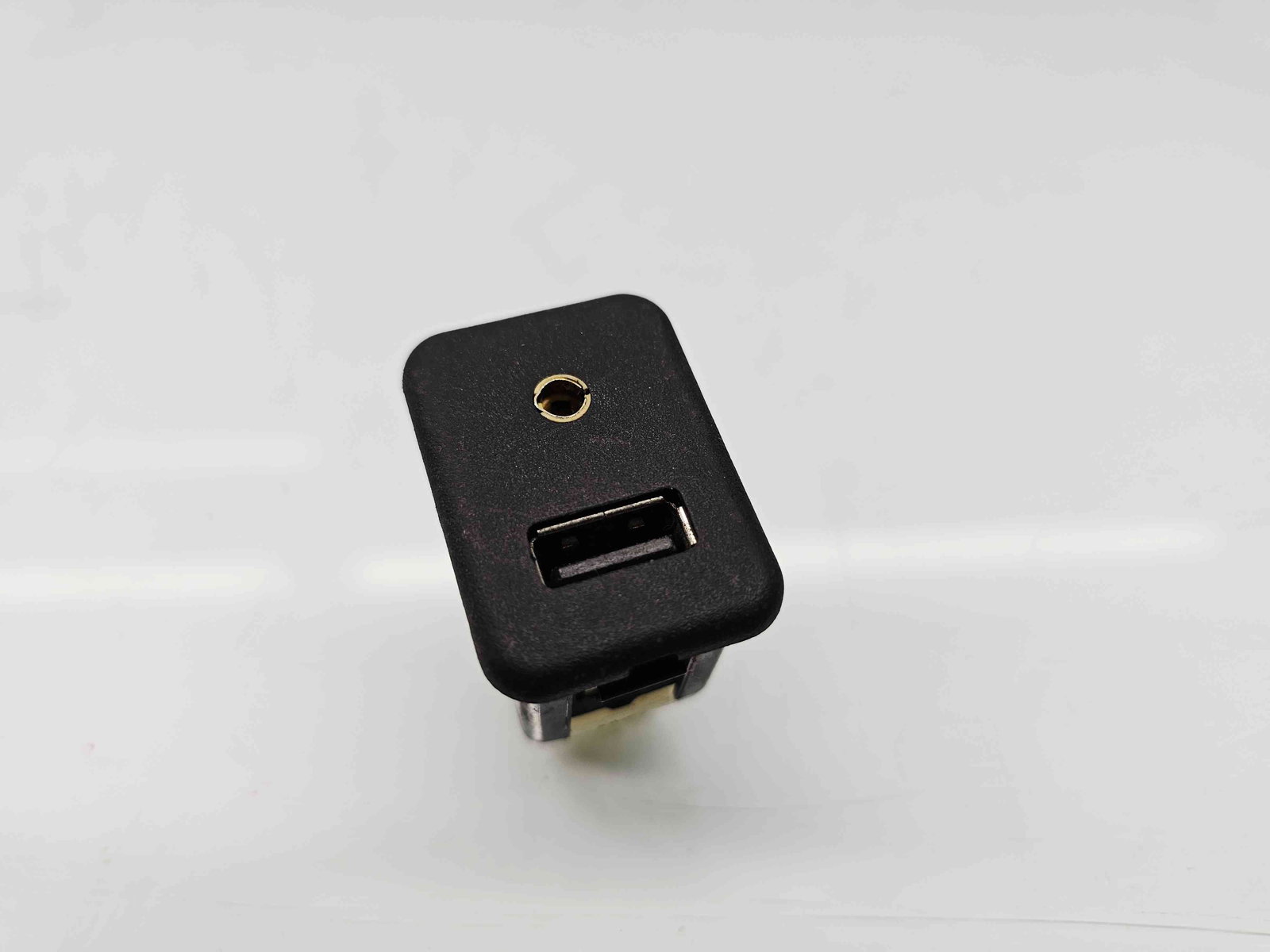 Conector auxiliar USB Opel Corsa E [Fabr 2014-prezent] 95224941 - imagine 5