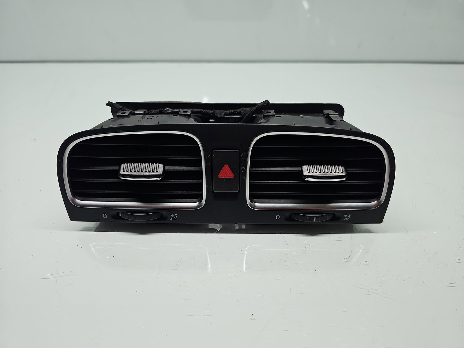 Grila aerisire centrala Volkswagen Golf 6 (5K1) [Fabr 2009-2013] 5K0815736D - imagine 1