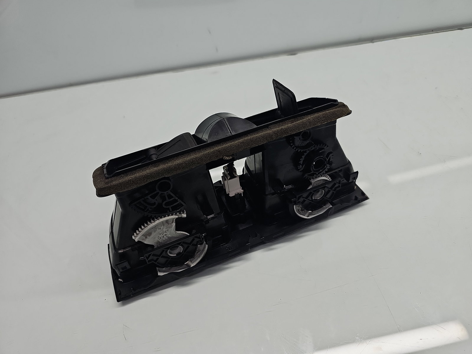 Grila aerisire centrala Volkswagen Golf 6 (5K1) [Fabr 2009-2013] 5K0815736D - imagine 3