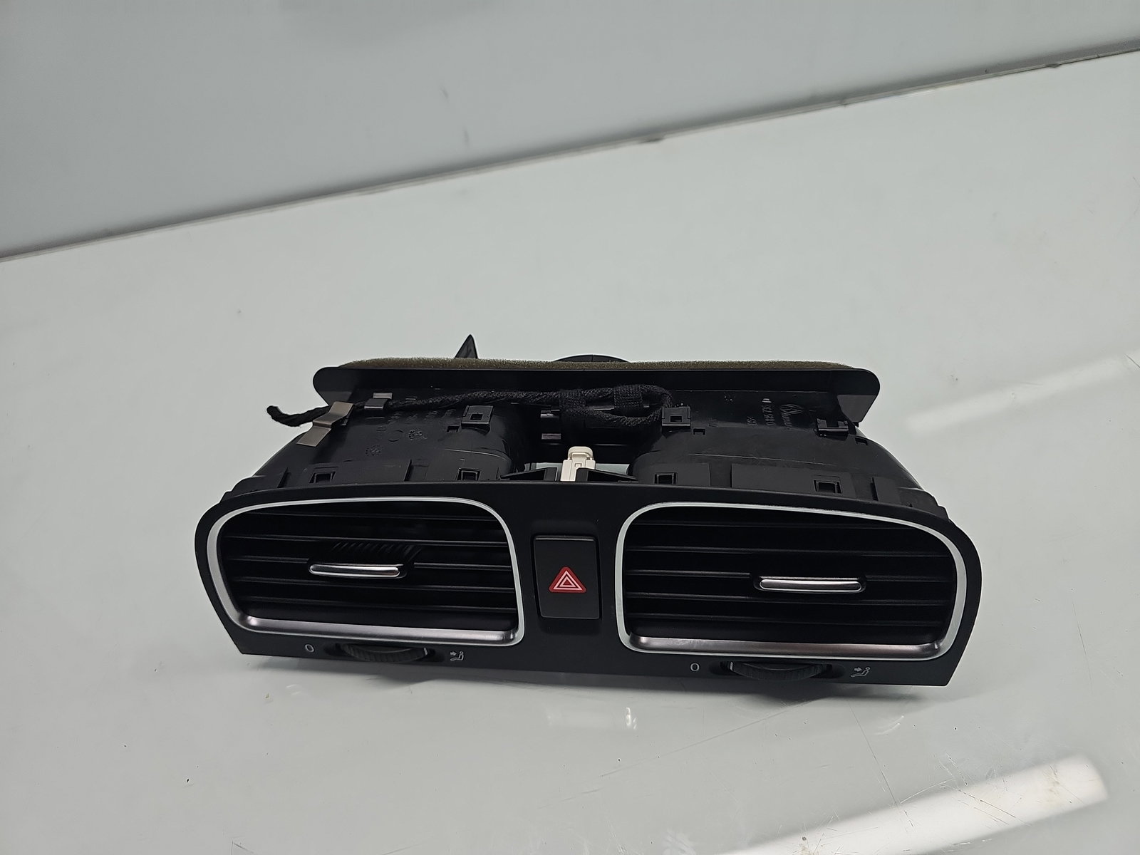 Grila aerisire centrala Volkswagen Golf 6 (5K1) [Fabr 2009-2013] 5K0815736D - imagine 4