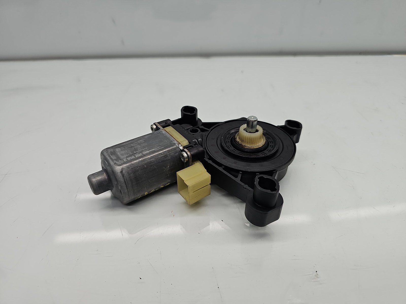 Motoras geam dreapta fata Seat Leon (5F1) [Fabr 2012-2018] 5Q0959802B - imagine 1