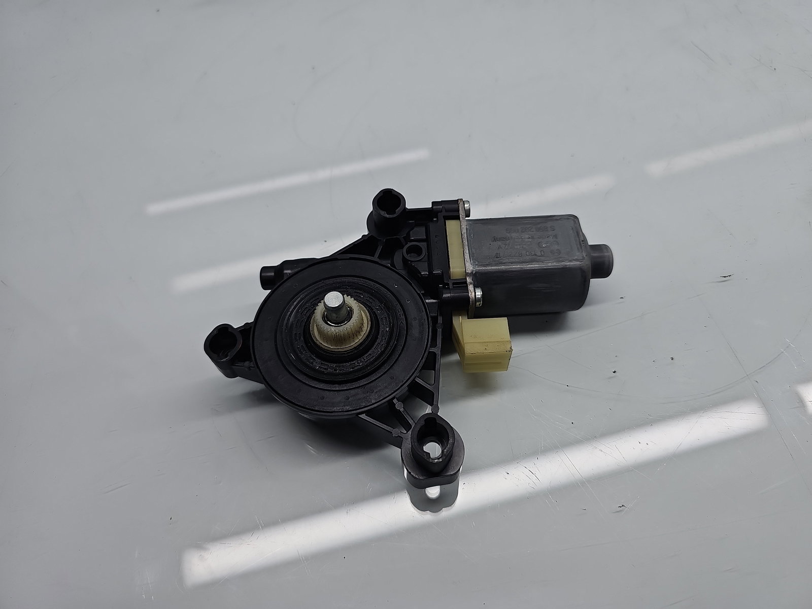 Motoras geam stanga fata Volkswagen Golf 7 (5G) [Fabr 2014-prezent] 5Q0959801B - imagine 1