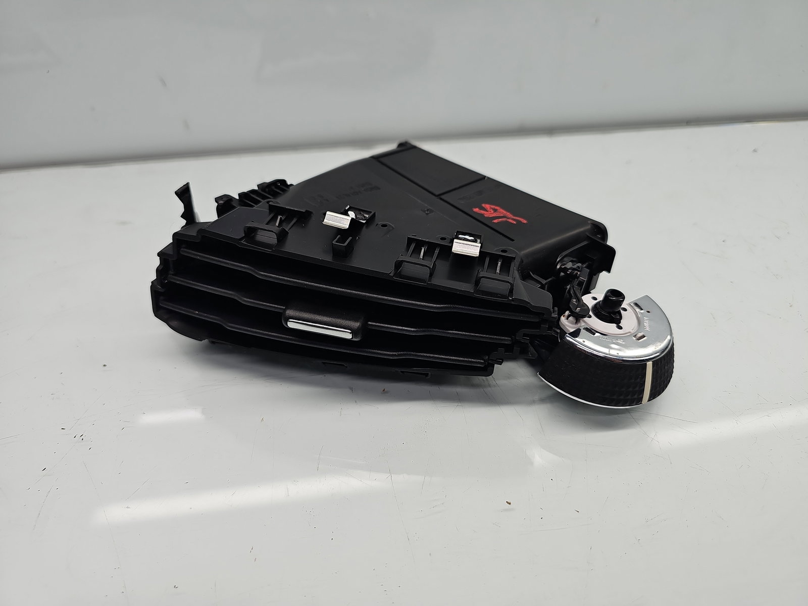 Grila aerisire centrala stanga Ford Focus 3 Hatchback [Fabr 2011-2015] BM51-A014L21BE-3JA6 - imagine 1