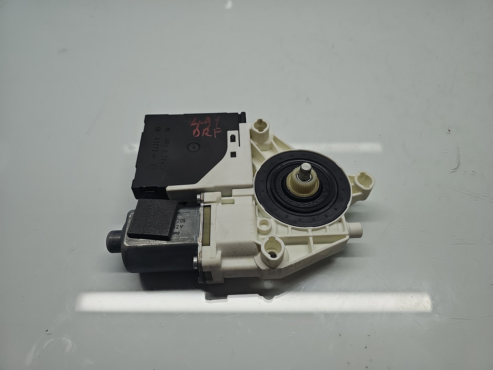 Motoras geam dreapta fata AUDI A3 Sportback (8PA) [Fabr 2004-2013] Facelift 8P0959801Q - imagine 1