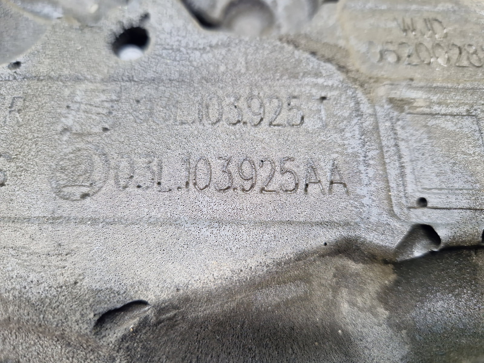 Capac motor Volkswagen Passat B7 (365) Variant [Fabr 2010-2014] 03L103925AA 2.0 TDI CFFB 103KW / 140CP - imagine 7