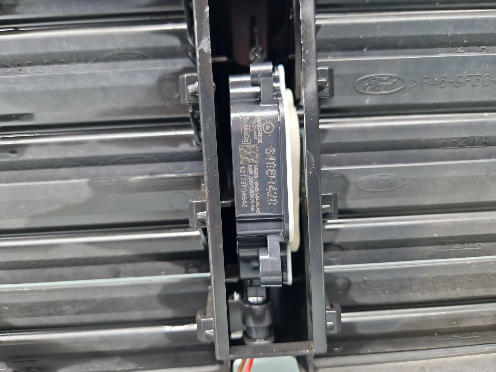 Deflector aer cu clapete Ford Focus 3 Hatchback [Fabr 2011-2015] BM518475CE - imagine 3