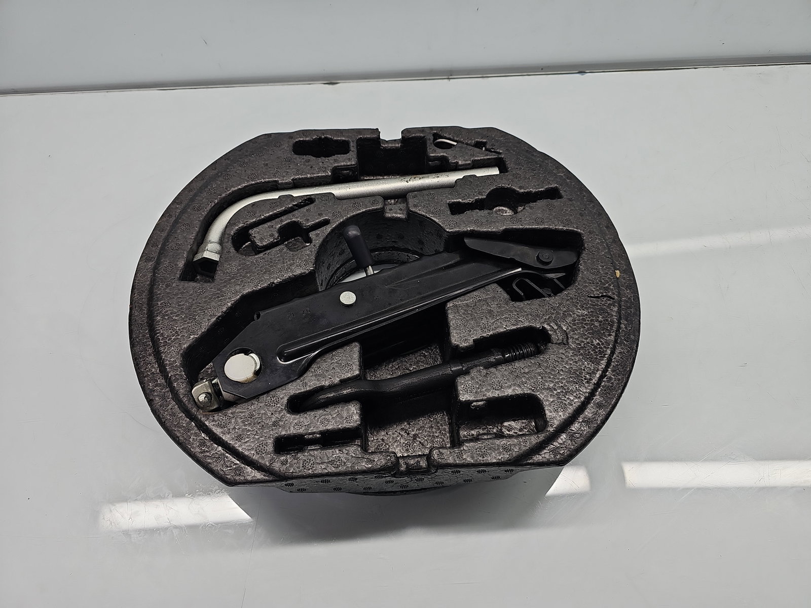 Set cric si cheie Volkswagen Golf 6 (5K1) [Fabr 2009-2013] 1K0012115F - imagine 1