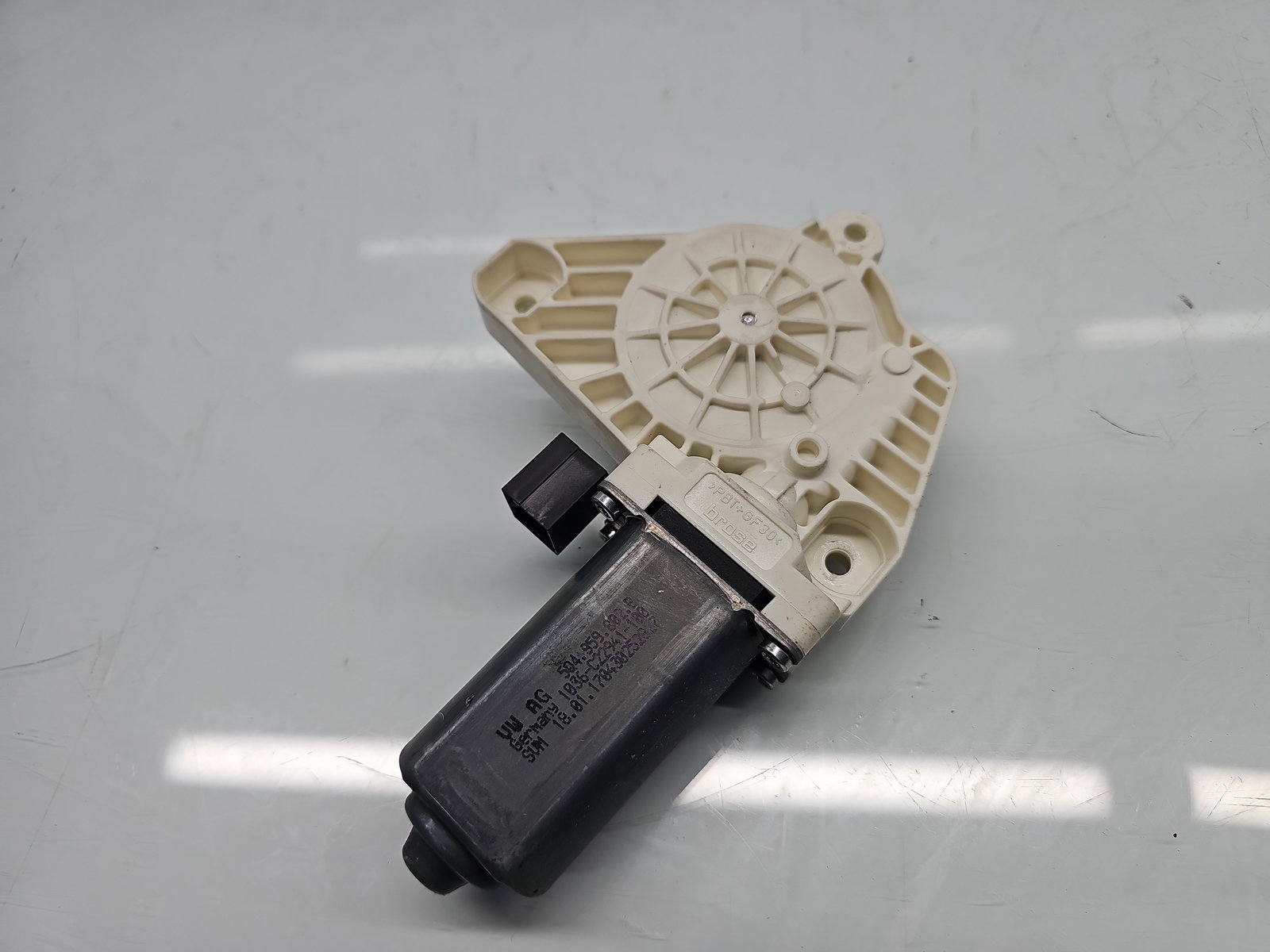 Motoras geam dreapta fata Volkswagen Passat B8 Variant (3G5) [Fabr 2015-prezent] 5Q4959802B - imagine 4