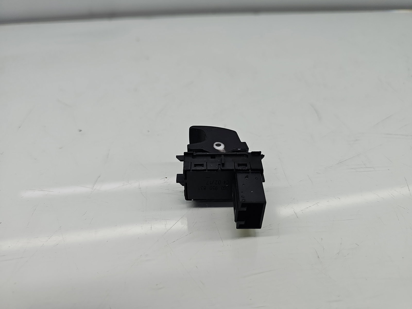 Buton deschidere portbagaj Volkswagen Passat B8 Variant (3G5) [Fabr 2015-prezent] 3G0959831 - imagine 2