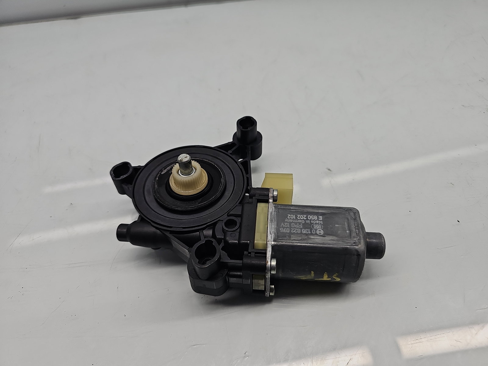 Motoras geam stanga fata Volkswagen Touran (5T1) R-line [Fabr 2015-prezent] 5Q0959802C - imagine 1