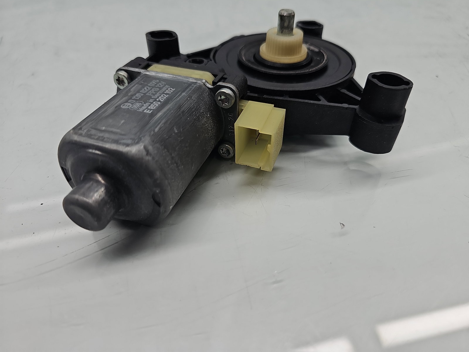 Motoras geam stanga fata Volkswagen Touran (5T1) R-line [Fabr 2015-prezent] 5Q0959802C - imagine 3