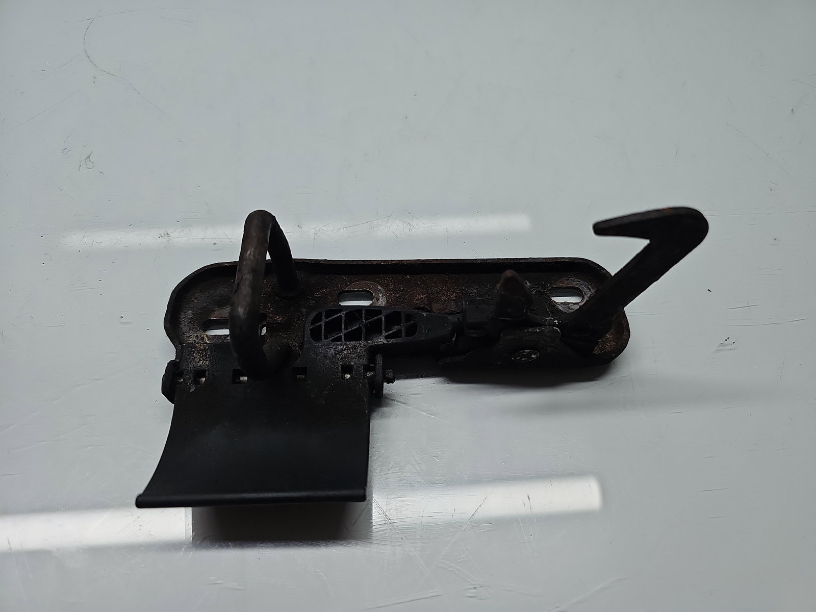 Maner deschidere capota Volkswagen Passat B7 (365) Variant [Fabr 2010-2014] 3AA823480 - imagine 3