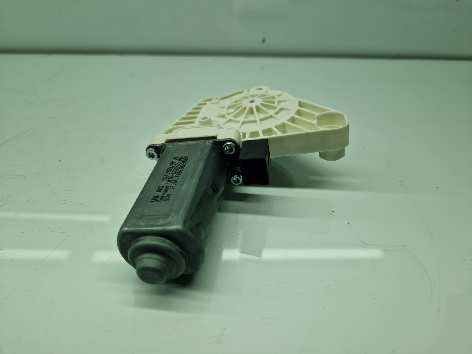 Motoras geam stanga fata Volkswagen Passat B8 Variant (3G5) [Fabr 2015-prezent] 5Q4959801B - imagine 3