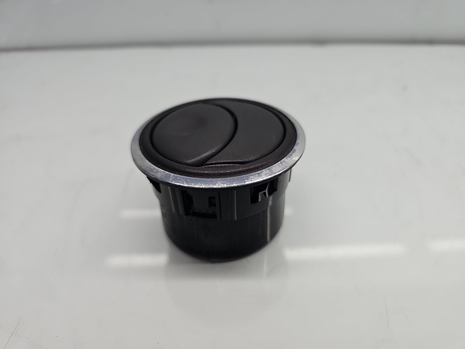 Grila aerisire spate Dacia Duster [Fabr 2010-2017] 687601987R - imagine 1