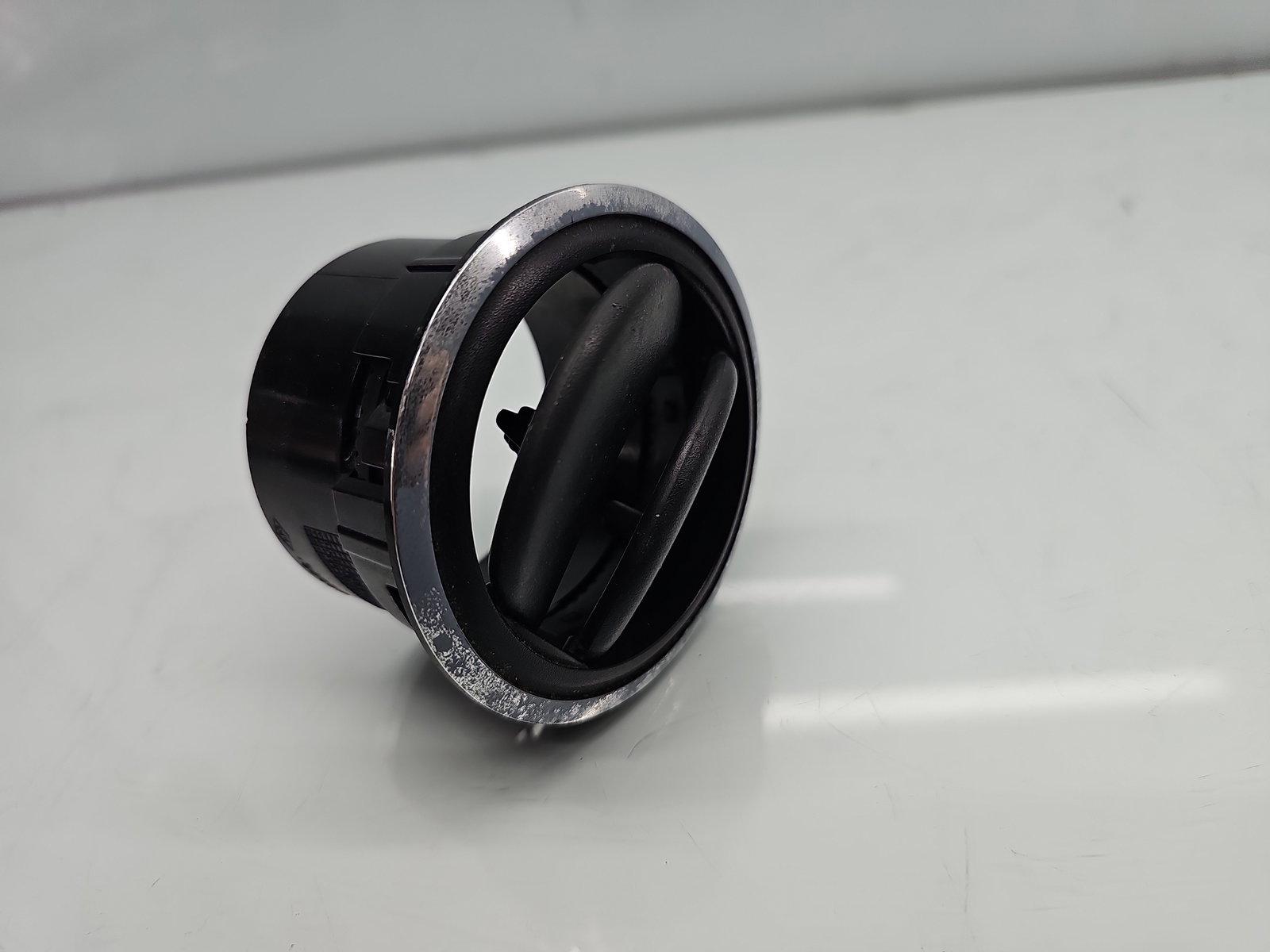 Grila aerisire spate Dacia Duster [Fabr 2010-2017] 687601987R - imagine 4