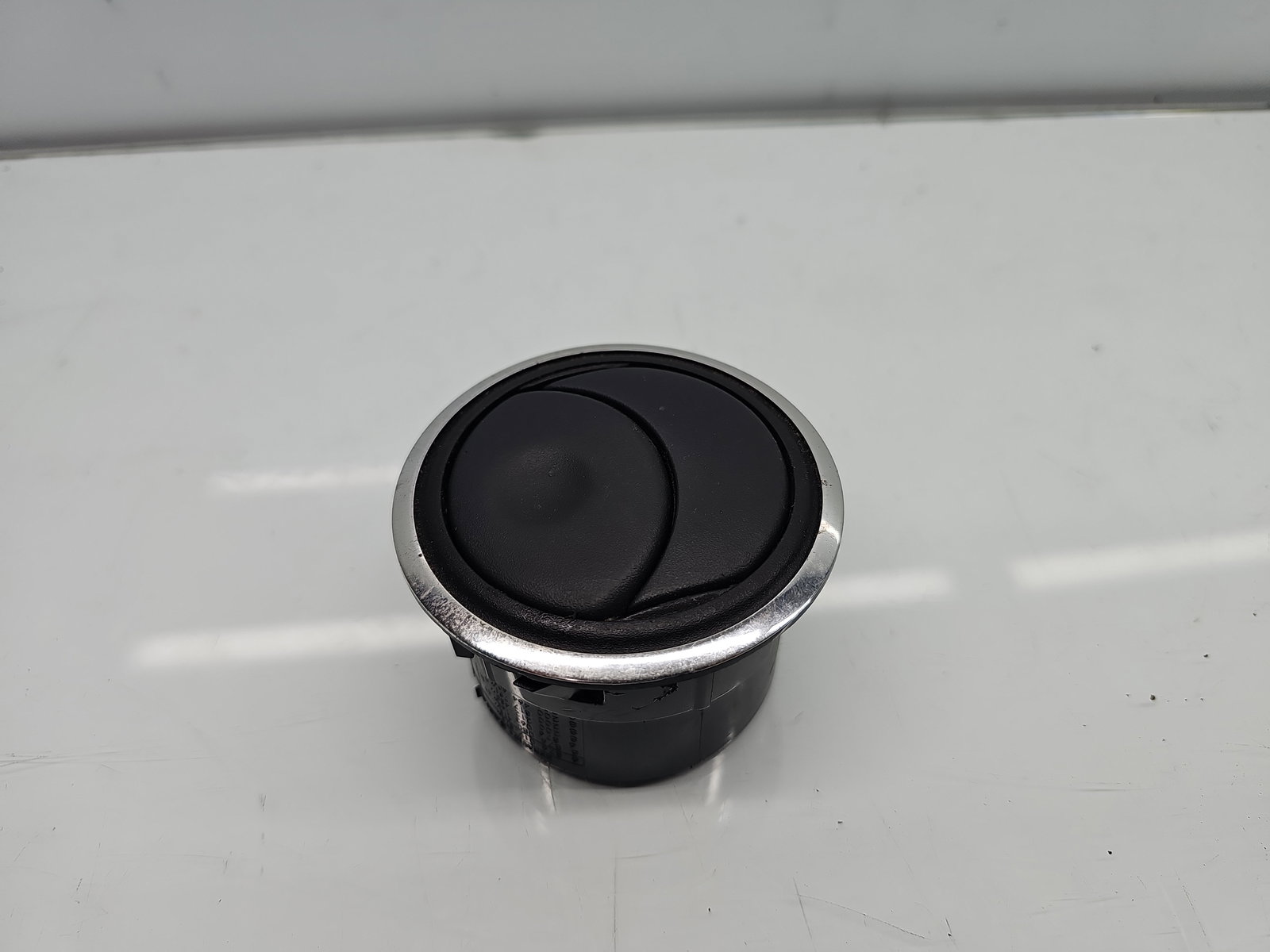 Grila aerisire centrala stanga Dacia Duster [Fabr 2010-2017] 687601987R - imagine 1