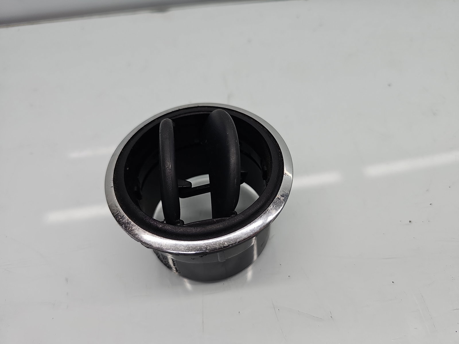 Grila aerisire centrala stanga Dacia Duster [Fabr 2010-2017] 687601987R - imagine 2