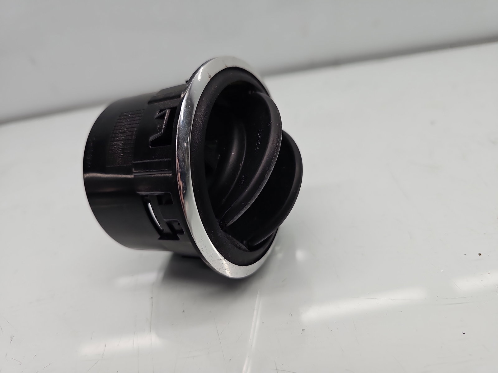 Grila aerisire centrala stanga Dacia Duster [Fabr 2010-2017] 687601987R - imagine 4