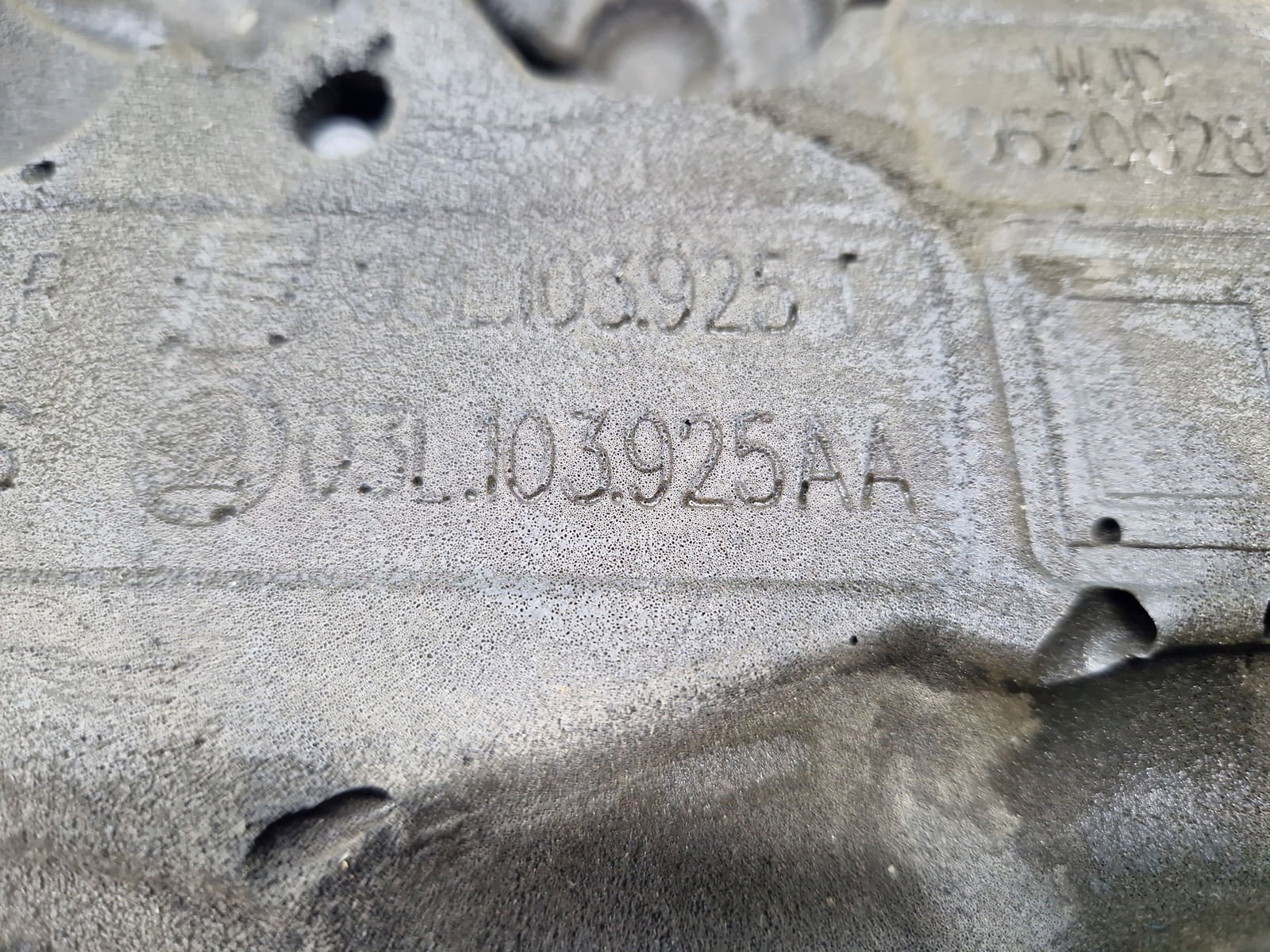 Capac motor Volkswagen Golf 6 (5K1) [Fabr 2009-2013] 03L103925AA 2.0 TDI CFFB 103KW / 140CP - imagine 2