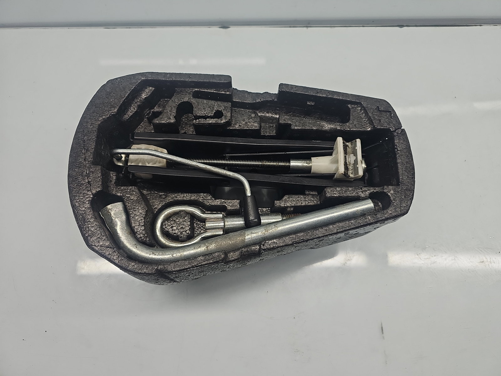 Set cric si cheie Volkswagen Polo (6R) [Fabr 2009-2016] 6Q0012115H - imagine 1