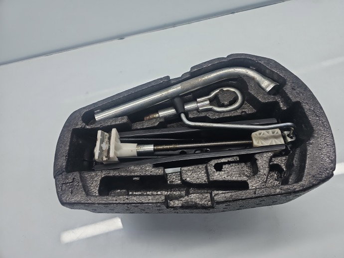  Set cric si cheie Volkswagen Polo (6R) [Fabr 2009-2016] 6Q0012115H