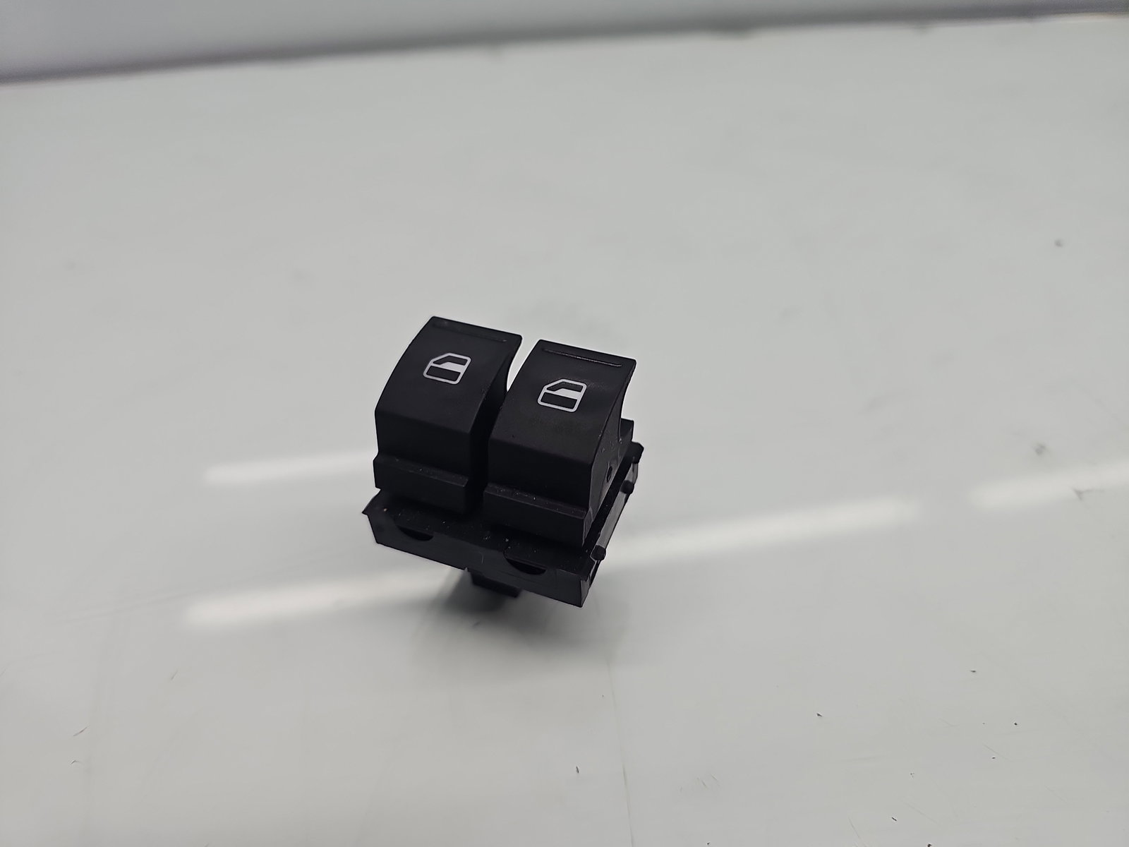 Butoane comanda geamuri sofer Volkswagen Scirocco (137) Coupe [Fabr 2008-2017] 1K3959857C - imagine 1