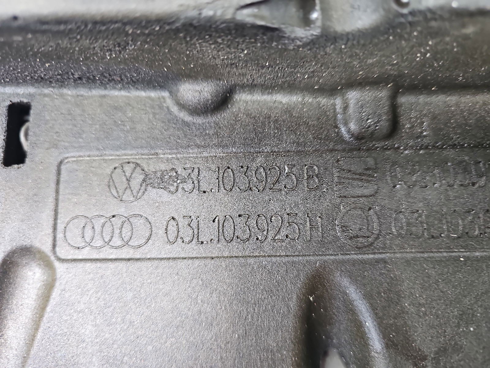 Capac motor Skoda Octavia 2 (1Z3) [Fabr 2004-2013] 03L103925B 1.6 TDI CAYB 66KW / 90CP - imagine 2