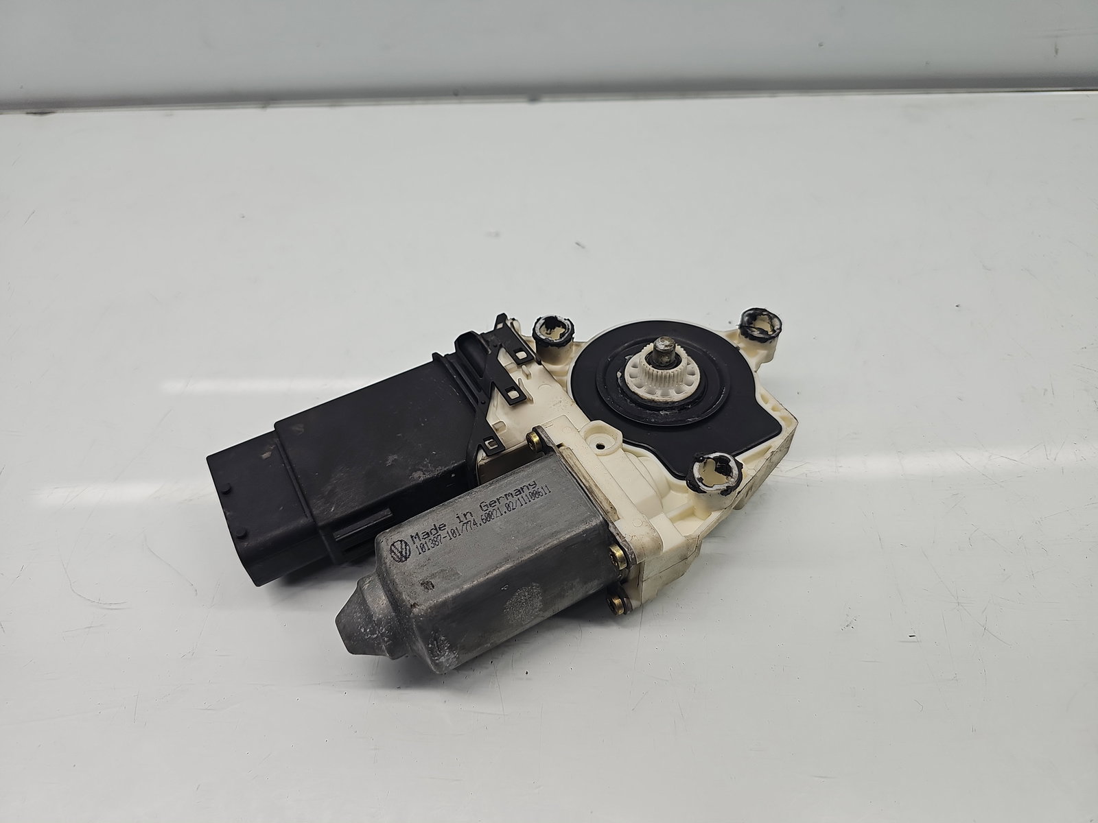 Motoras geam stanga fata Volkswagen Golf 4 (1J1) [Fabr 1997-2004] 1J1959801C - imagine 1