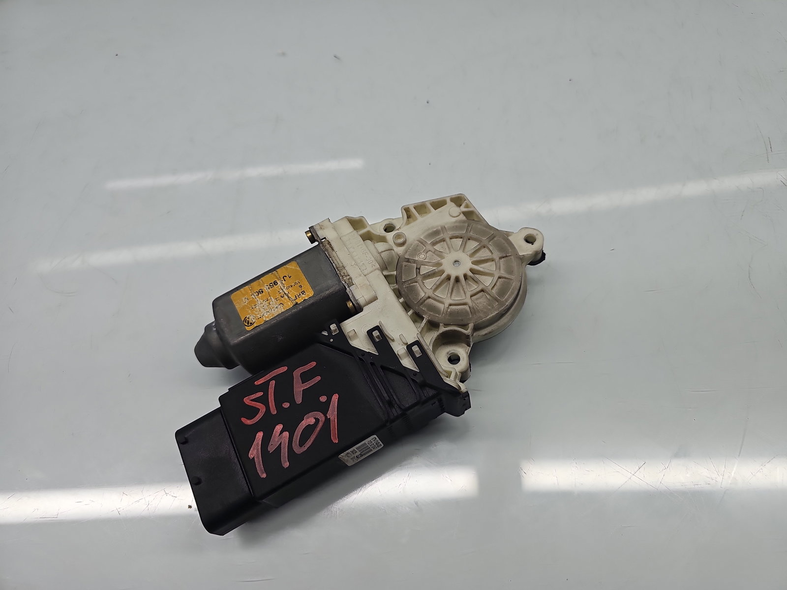 Motoras geam stanga fata Volkswagen Golf 4 (1J1) [Fabr 1997-2004] 1J1959801C - imagine 5