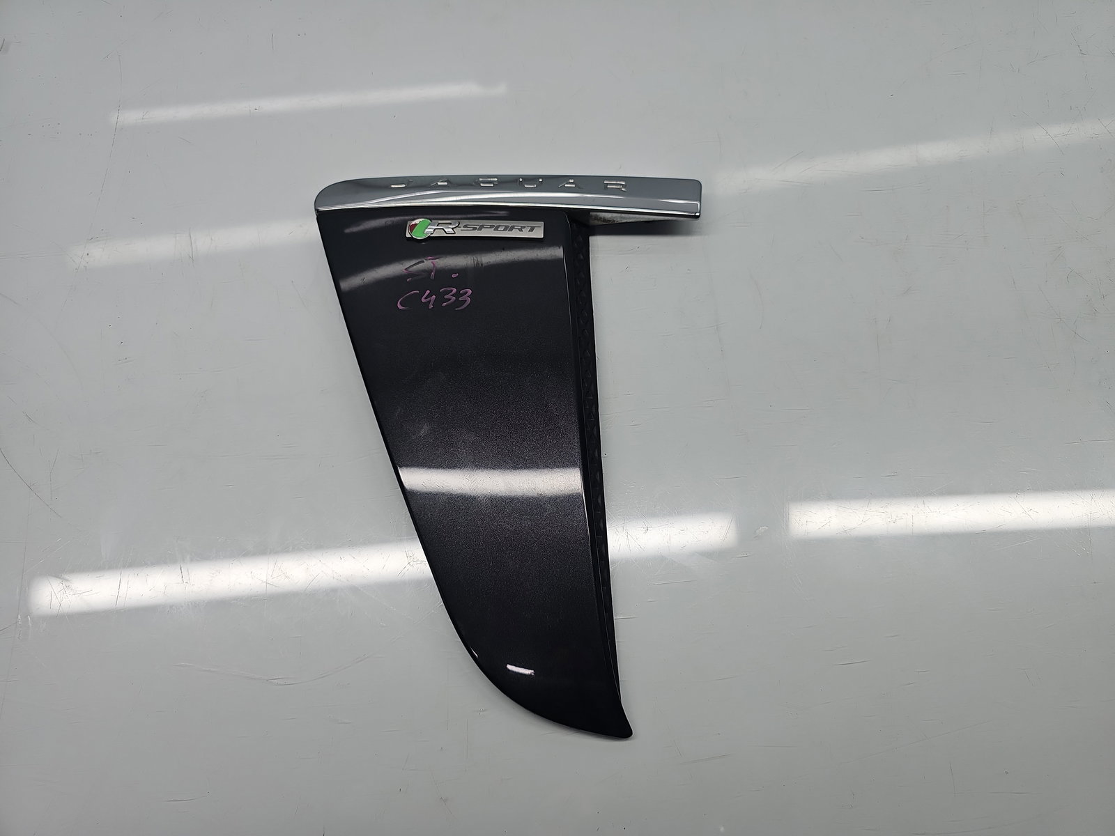 Ornament aripa stanga fata Jaguar XF (X250) [Fabr 2008-2015] Facelift Berlina CX23-280B11-A - imagine 1